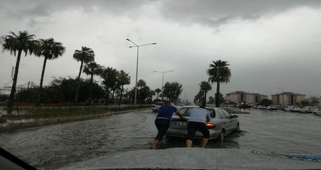 İskenderunda Sağanak Yağış Yolları Göle Çevirdi