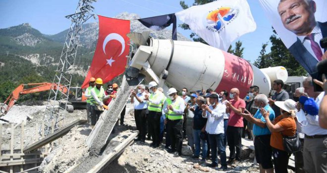 Her koşulda halka hizmet sürüyor