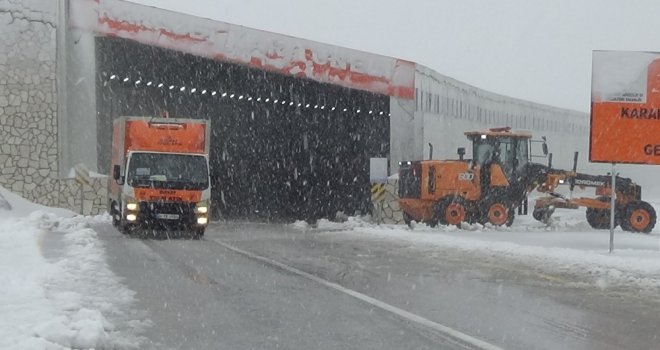 Van Karabet Geçidinde Kar Etkili Oluyor