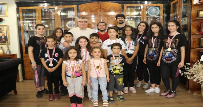 Başkan Kesimoğlu, Minik Muaythai Sporcularını Ağırladı