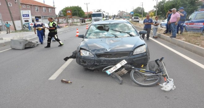 Uşakta Otomobil Bisiklete Çarptı: 3 Yaralı