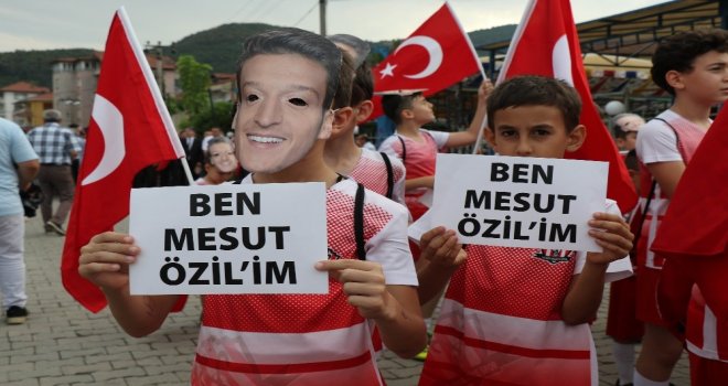 Mesut Özil Maskeleriyle Metrelerce Yürüdüler