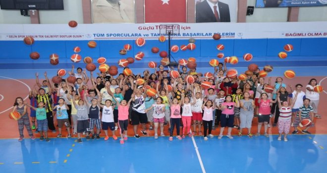 Basketbol Öğrenmek İsteyen Çocuklar Basketbol Kursuna Akın Etti