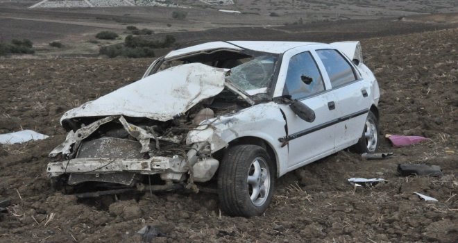 Kontrolden Çıkan Araç Tarlaya Uçtu: 1 Ölü, 1 Ağır Yaralı