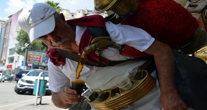 Adanalılar ‘Meyan Şerbeti İle Hem Serinliyor Hem De Sağlığını Koruyor