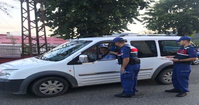 Jandarmadan Sürücülere Çikolata Ve Bayram Tebriği
