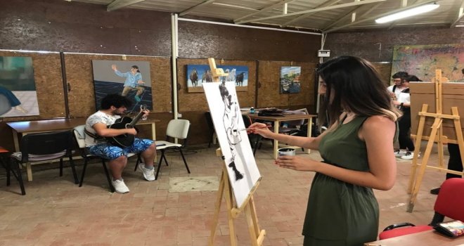 (Özel) Arkadaşları Gitar Çalıyor, Onlar Tuvallere Aktarıyor