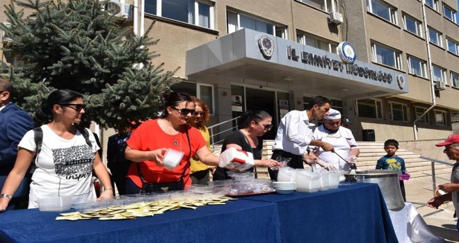 Uşak Polisi Vatandaşa Aşure İkram Etti