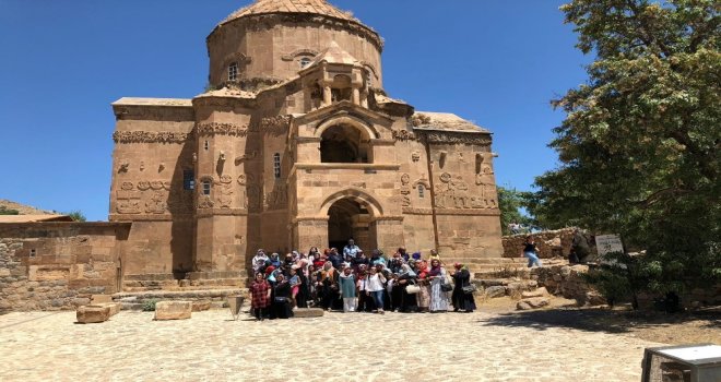Tuşba Kaymakamlığından Kadınlar İçin Akdamar Adası Gezisi