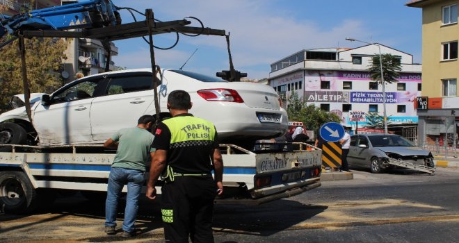 Kontrolden Çıkan Otomobil Elektrik Direğine Çarptı: 1 Yaralı