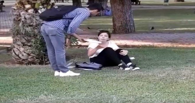 Tanımadığı Kişilere Kitap Hediye Etti