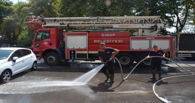 Sinopta Kaldırımlar Deterjanlı Su İle Yıkandı