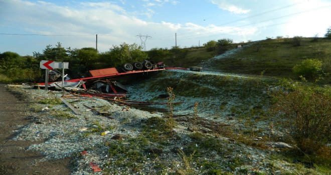 Gürcistana Cam Götüren Tır Devrildi, İranlı Sürücü Hayatını Kaybetti