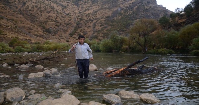 Ormanlara Zarar Vermemek İçin Çay Kenarında Odun Topluyorlar