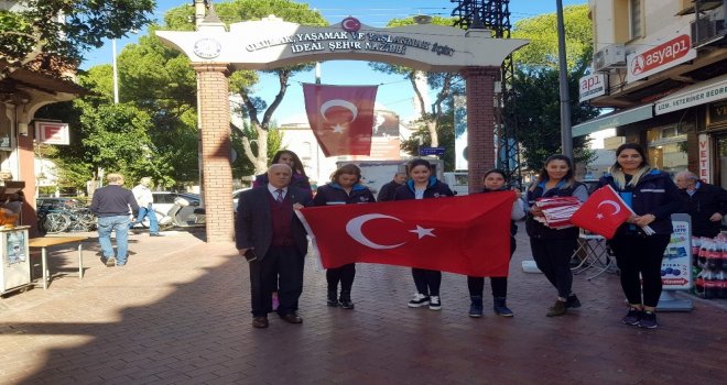 Büyükşehirden Nazillili Esnafa Bayrak Hediyesi