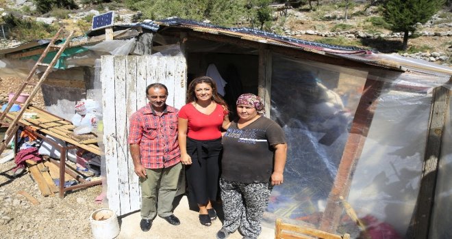 590 Lirayla 4 Çocuk Okutmaya Çalışan Babaya, Başkanın Eşinden Yardım Eli