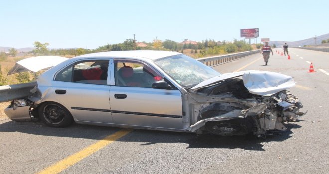 Direksiyon Hakimiyetini Kaybeden Otomobil Bariyerlere Çarptı: 4 Yaralı