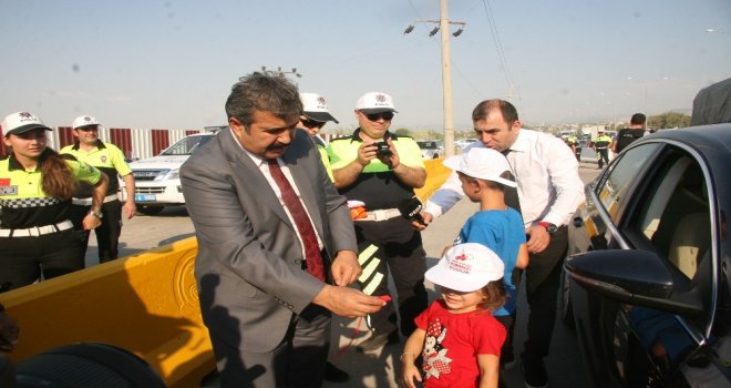 Denizli Emniyet Müdürü Demir, Çocuklara Düdük, Şapka Ve Tişört Hediye Etti