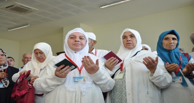 Hacı Adayları Dualarla Uğurlandı