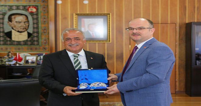 Rektör Çomaklı: “Üniversiteler, Toplumu Geleceğe Hazırlar”