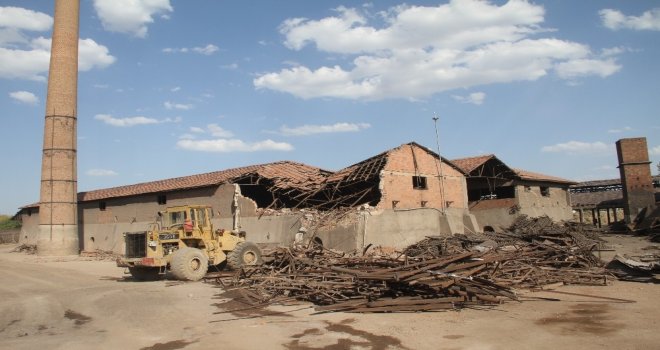 Mahalle Tozdan Kurtuluyor, Tuğla Fabrikasının Yıkımına Başlandı