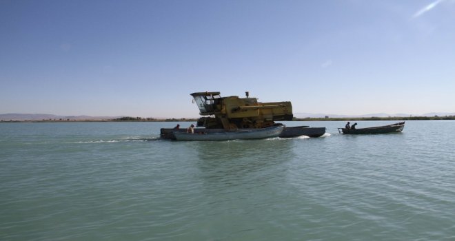 Adadaki Hasat Sonrası Biçerdöverin Göldeki Yolculuğu