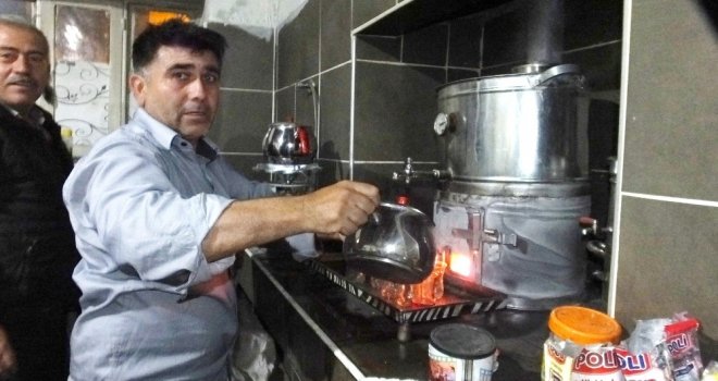 Bu Kahvehane De Çaylar Odun Ateşinde Demleniyor