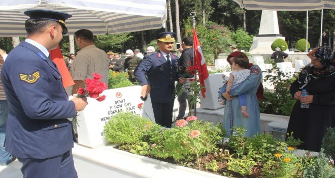 Şehitlikte Hüzünlü Bayram