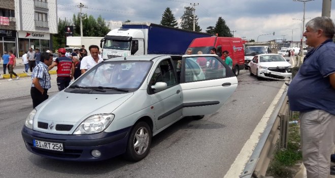 Sakaryada 50 Metre Arayla İki Trafik Kazası: 8 Yaralı