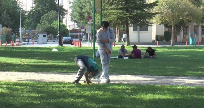 Sıcak Havalardan Bunalan Vatandaşlar Kendilerini Parklara Atıyor