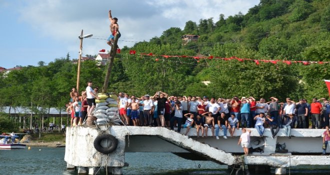 Yağlı Direkten Bayrak Alma Yarışı