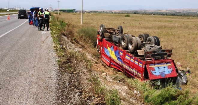 Üzüm Yüklü Kamyon Tarlaya Uçtu: 2 Yaralı