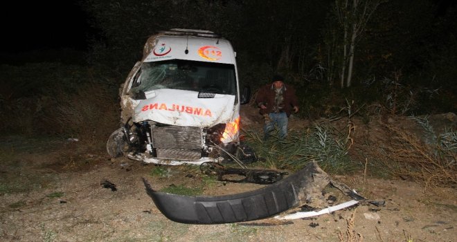 Görevden Dönen Ambulans Şarampole Yuvarlandı: 4 Yaralı