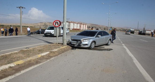 Sivasta Trafik Kazası: 4 Yaralı