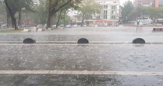Dolu Ve Sağanak Yağış Maddi Hasara Yol Açtı
