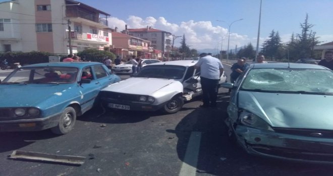 Afyonkarahisarda Zincirleme Trafik Kazası, 2 Yaralı