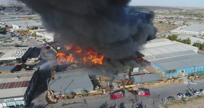 Konyada Matbaacılar Sitesinde Bulunan Bir Fabrikada Yangın Çıktı. Yangın Kısa Süre İçerisinde Çevrede Bulunan İş Yerlerine Sıçradı. Olay Yerine Çok Sayıda Polis Ve İtfaiye Ekibi Sevk Edildi. Kısa Süre