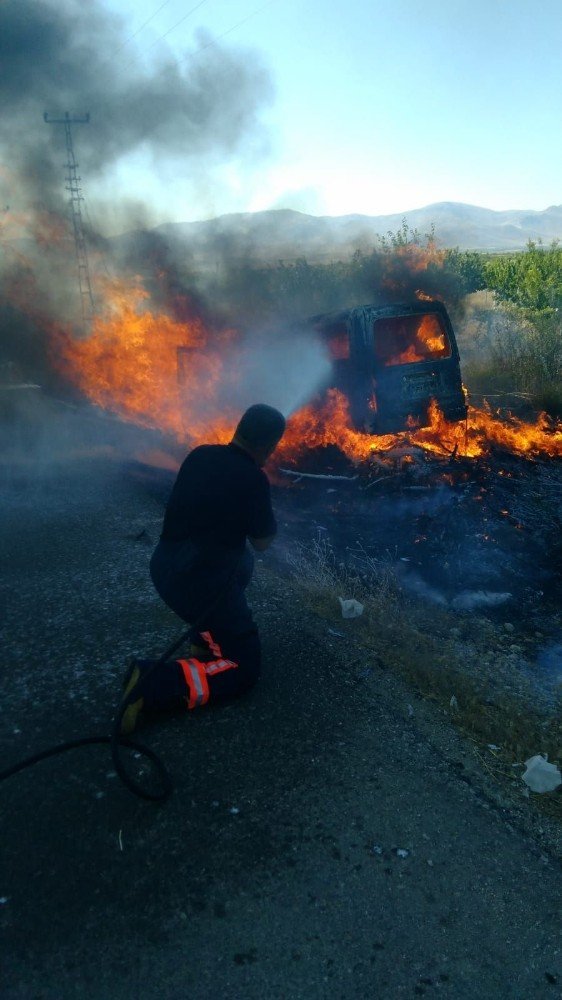 Elektrik Direğine Çarpan Araç Yandı: 5 Yaralı