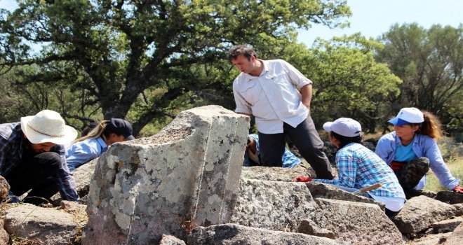 (Özel) Aigaide Zeus Sunağının İzleri Aranıyor