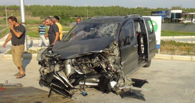 Antalyada Otomobiller Çarpıştı: 3 Yaralı