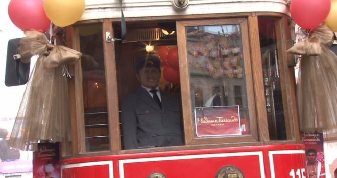 İstiklalde Balmumu Vatman Heykeli Nostaljik Tramvaya Renk Kattı