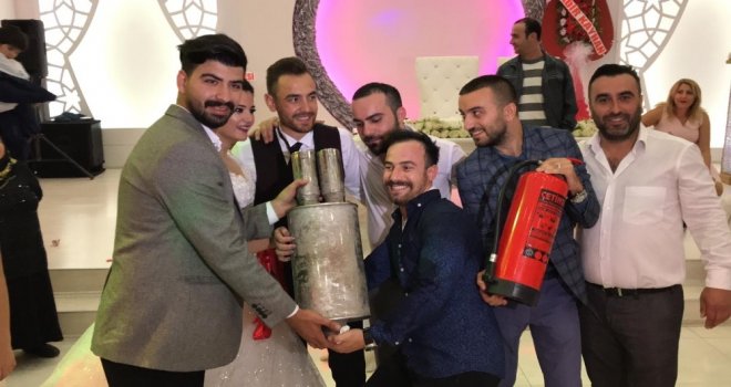 Damada Düğününde Egzoz Ve Yangın Tüpü Taktılar