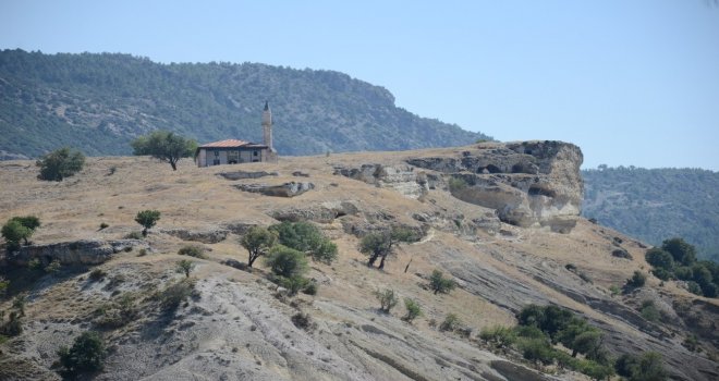 Mağaralardan Binalara Uzanan Yerleşim Yeri: Tabae