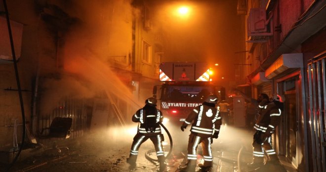 Beyoğlunda Ahşap Bina Alev Alev Yandı