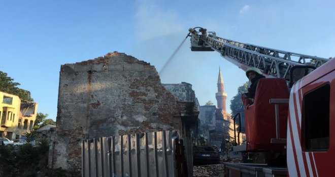 Fatihte Yanan Metruk Binanın Duvarı Aracın Üzerine Çöktü