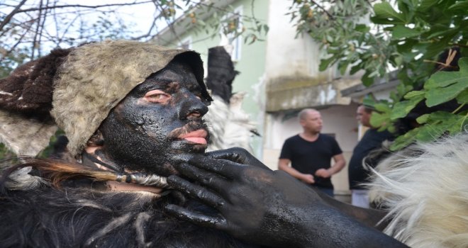 Keçi Derisi Giyip, Dana Kılından Bıyık Takıyorlar