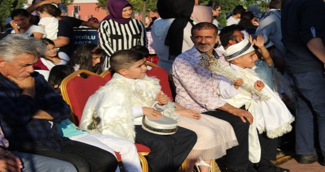 Beyoğlunda 400Den Fazla Çocuk Toplu Sünnet Şöleninde Eğlendi