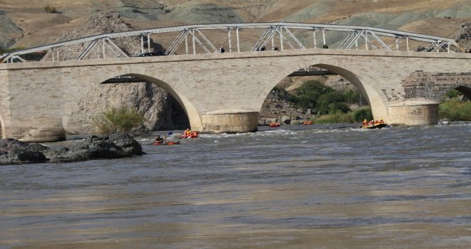 Tarihi İlçede, Vali İle Birlikte Araplar Rafting Yaptı