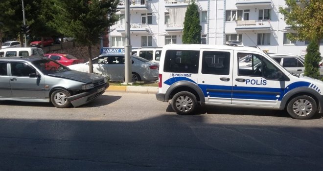 Kırmızı Işıkta Geçen Sürücüye İşlem Yapmak İsteyen Polis Kaza Yaptı