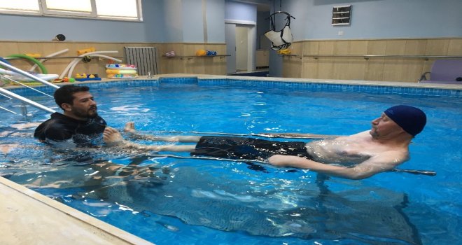 Fiziksel Engellerini Suda Aşıyorlar